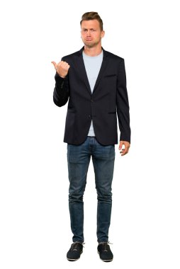 Sarışın yakışıklı adam mutsuz ve yan işaret