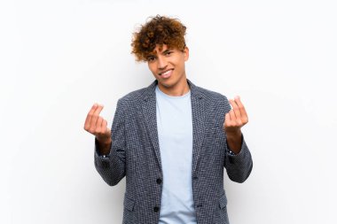 Izole beyaz duvar üzerinde Moda afro-amerikan adam para jest yapma