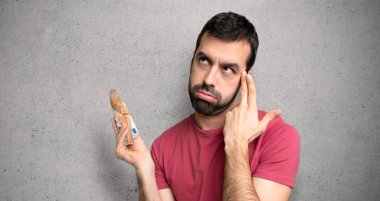 Adam dokulu duvar üzerinde intihar jest yapma sorunları ile çok para alıyor