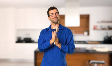 Ressam adam evde bir konferansta sunum sonra alkışlamak