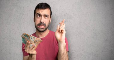 Adam parmaklar geçiş ve dokulu duvar üzerinde en iyi isteyen çok para alarak