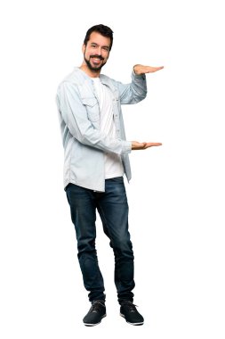 Tam uzunlukta atış boşaltmak tutan sakallı yakışıklı adam izole beyaz arka plan üzerinde bir reklam eklemek için