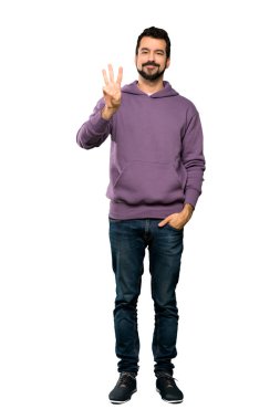 Sweatshirt mutlu ve izole beyaz arka plan üzerinde parmaklar ile üç sayma yakışıklı adam tam uzunlukta çekim