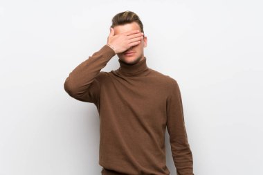 İzole beyaz duvar eller tarafından gözleri kaplama sarışın adam. Bir şey görmek istiyor musunuz