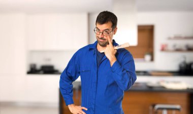 Ressam adam evde ön arıyor