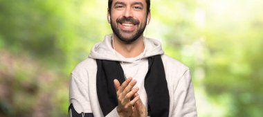 Spor adam bir parkta bir konferansta sunum sonra alkışlamak