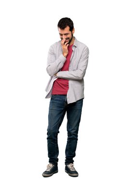 Çok izole beyaz arka plan üzerinde gülümseyen sakallı yakışıklı adam tam uzunlukta atış