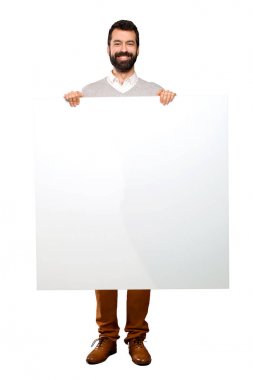 Boş bir afiş tutarak sakallı mutlu yakışıklı adam