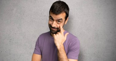 Dokulu duvar üzerinde ön seyir yakışıklı adam