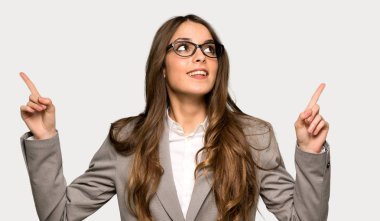 İş kadın Dizin parmak ile izole gri arka plan üzerinde harika bir fikir işaret