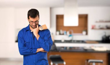 Ressam adam evde çene el ile aşağı bakıyor