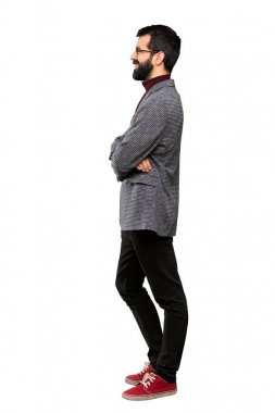 İzole beyaz arka planda lateral pozisyonda gözlüklü yakışıklı adam