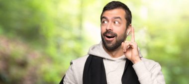 Spor adam bir fikir bir parkta parmak işaret düşünme