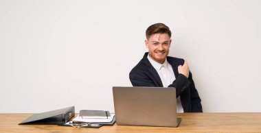 İşadamı bir ofiste geri işaret