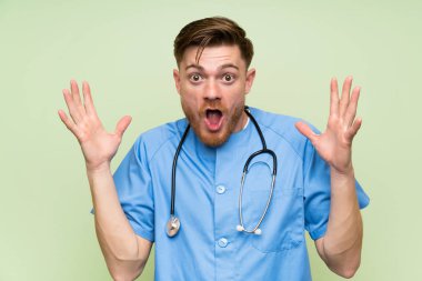 Cerrah doktor adam sürpriz yüz ifadesi ile