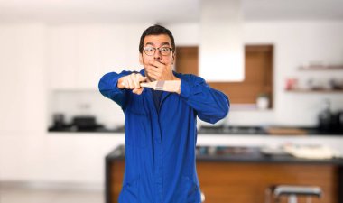 Biri parmak ile işaret ve evde gülüyor ressam adam