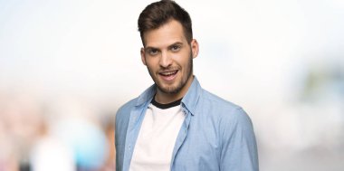 Gurur ve açık havada, kendini beğenmiş yakışıklı adam