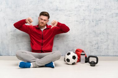 Redhead spor adam başparmak aşağı gösteren