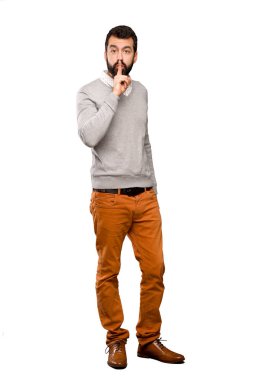 Sessiz jest gösteren bir işaret yakışıklı adam izole beyaz arka planda ağzına parmak koyarak