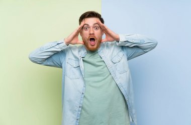 Sürpriz ifade ile renkli arka plan üzerinde Redhead adam