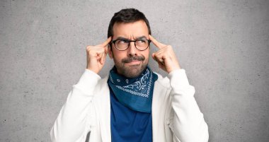 Şüpheleri ve dokulu duvar'ın üstüne düşünme gözlüklü yakışıklı adam