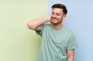 Renkli arka plan üzerinde Redhead adam gülüyor