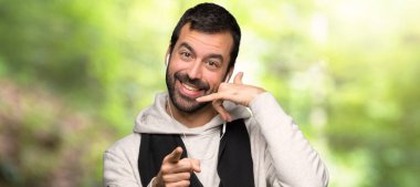 Spor adam telefon jest yapma ve bir parkta ön işaret