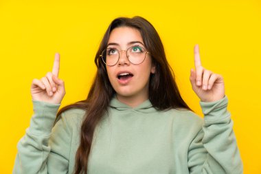 Sweatshirt ile genç kız Dizin parmak büyük bir fikir işaret