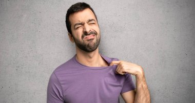 Dokulu duvar üzerinde yorgun ve hasta ifade ile yakışıklı adam