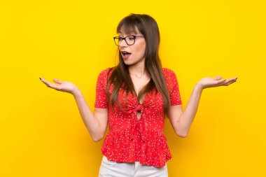 Sarı duvar boşaltmak iki elle tutan genç kadın