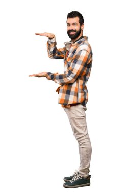 El yapımı bir reklam eklemek için boşaltmak tutan esnaf adam izole beyaz arka plan