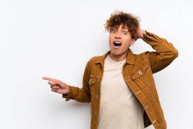 İzole edilmiş beyaz duvarın üstünde genç bir Afro-Amerikan erkeği, bir şeyler sunuyor.