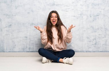 Bir masada okuyan genç öğrenci kız çok gülümseyen