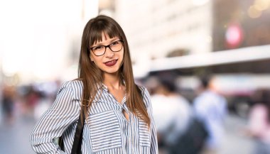 Gözlüklü kadın açık havada ön görünümlü gülüyor