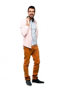 Tam uzunlukta sakal izole beyaz arka plan üzerinde müzik dinleme yakışıklı adamla kadeh