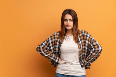 Genç kadın üzerinde kahverengi duvar öfkeli