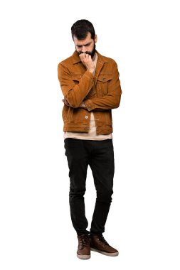 İzole beyaz arka plan üzerinde şüpheleri sakallı yakışıklı adam