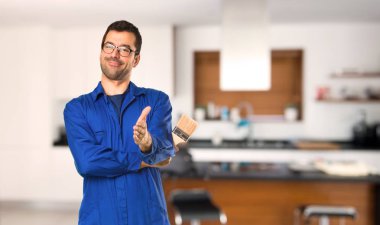 Evde iyi bir anlaşma sonra ressam adam el sallayarak