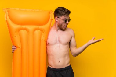 Yaz tatillerinde redhead adam avuç üzerinde copyspace hayali tutarak