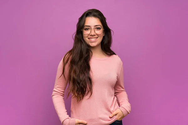 Adolescente Menina Sobre Parede Roxa Rindo — Fotografia de Stock