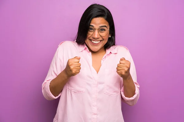 Jeune Fille Colombienne Sur Mur Violet Célébrant Une Victoire — Photo