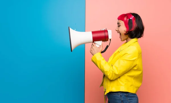 Jonge Vrouw Met Gele Jas Schreeuwen Door Een Megafoon — Stockfoto