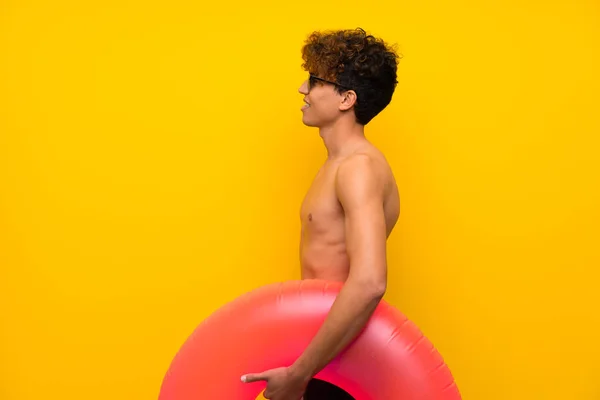 Hombre Afroamericano Sobre Aislada Pared Púrpura Pie Mirando Lado — Foto de Stock