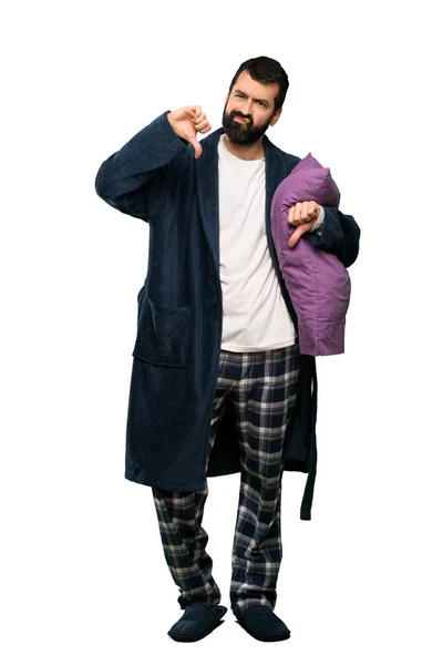 Hombre Con Barba Pijama Mostrando Pulgar Hacia Abajo Sobre Fondo — Foto de Stock