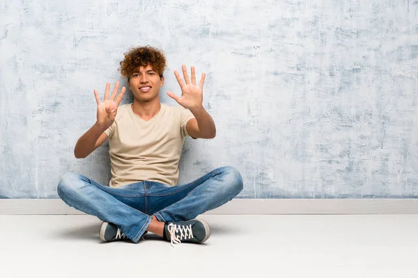 Junger Afrikanisch Amerikanischer Mann Sitzt Auf Dem Boden Und Zählt — Stockfoto