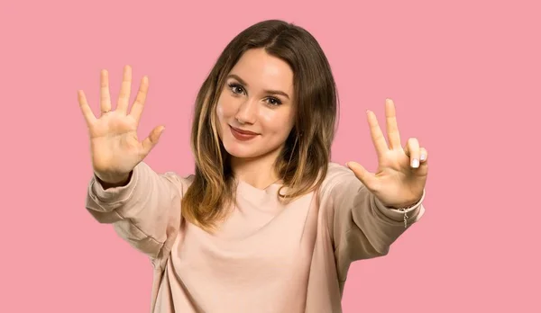 Teenagerka Růžovým Svetrem Počítání Osm Prstů Přes Izolované Růžové Pozadí — Stock fotografie