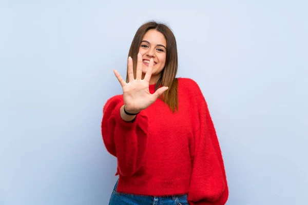 Jovem Mulher Sobre Parede Azul Isolada Contando Cinco Com Dedos — Fotografia de Stock