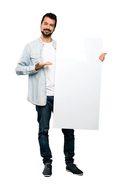 Tiro Completo Homem Bonito Com Barba Segurando Cartaz Vazio Sobre — Fotografia de Stock