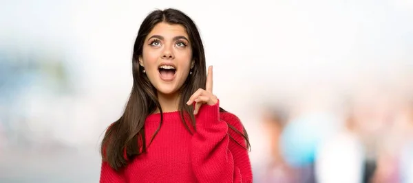 Kırmızı Kazak Ile Genç Kız Açık Havada Parmak Işaret Bir — Stok fotoğraf