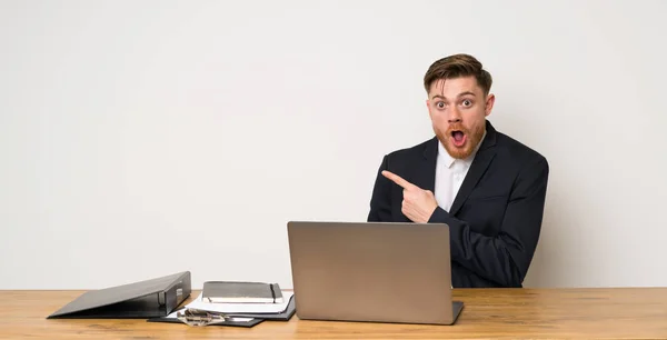 Geschäftsmann Büro Überrascht Und Zeigt Auf Die Seite — Stockfoto